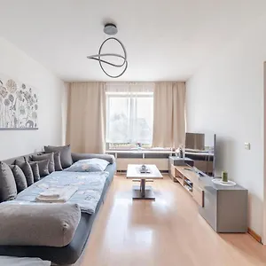 Schöne, Möblierte 2 Mit Balkon Und Tiefgarage Apartment